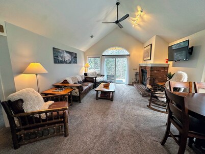 Fv44 Tastefully Updated Single Level With AC, Wifi, Minutes From Skiing!