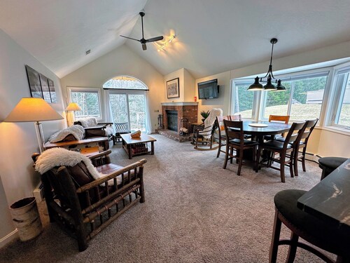 Fv44 Tastefully Updated Single Level With AC, Wifi, Minutes From Skiing!