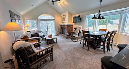 Fv44 Tastefully Updated Single Level With AC, Wifi, Minutes From Skiing!