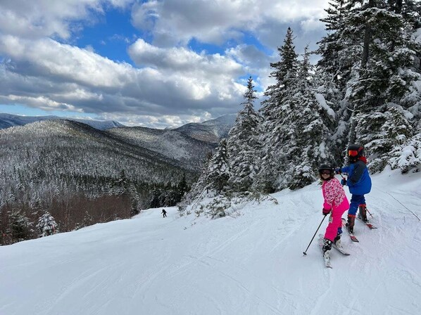 A snowy mountain landscape with skiers. - Fv26 Renovated Golf Course Townhouse (Bretton Woods)
