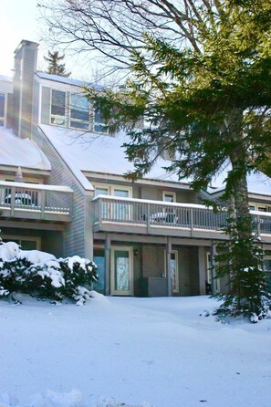 Interior - R21 Completely Renovated Bretton Woods Condo, AC, Unbeatable Ski-in Ski-out Location! Fast Wifi (Bretton Woods)