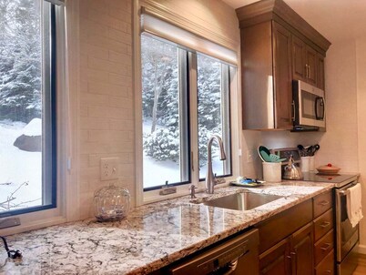 R21 Completely Renovated Bretton Woods Condo, AC, Unbeatable Ski-in Ski-out Location! Fast Wifi