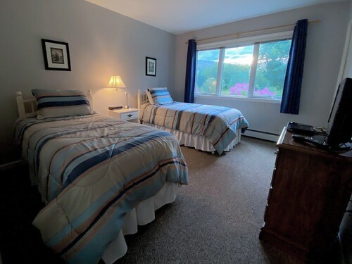 Fv50 Pet Friendly Single Level Home in Bretton Woods, Walk to Golf Course and Mt Washington Hotel!