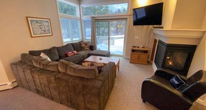 Fv50 Pet Friendly Single Level Home in Bretton Woods, Walk to Golf Course and Mt Washington Hotel!