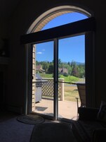 Una habitación con un amplio ventanal corredizo que da a una terraza.