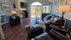 Villa (3 Bedrooms) | Oppholdsområde | TV