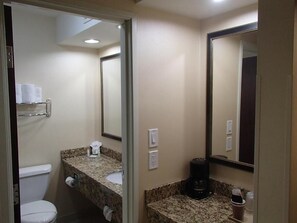 Towels, soap, shampoo, toilet paper - Lux Hotel and Spa (Arlington)