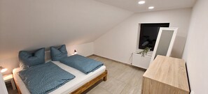 2 habitaciones, cuna de viaje, wifi gratis y ropa de cama