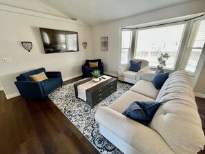 Living area - HOT TUB. Sleeps 15+. Pet Friendly. Fenced. 2 Story playhouse. Idaho Falls. (Ammon)