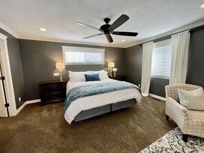 5 bedrooms, iron/ironing board, Internet, bed sheets - HOT TUB. Sleeps 15+. Pet Friendly. Fenced. 2 Story playhouse. Idaho Falls. (Ammon)