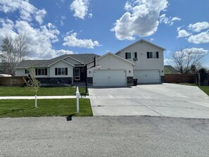 Exterior - HOT TUB. Sleeps 15+. Pet Friendly. Fenced. 2 Story playhouse. Idaho Falls. (Ammon)