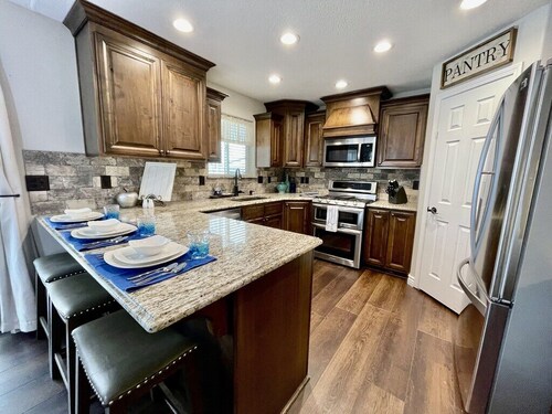 HOT TUB. Sleeps 15+. Pet Friendly. Fenced. 2 Story playhouse. Idaho Falls.