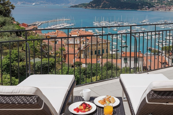 Suite Junior, balkon, pemandangan laut | Minibar, brankas, meja kerja, dan ruang kerja ramah laptop