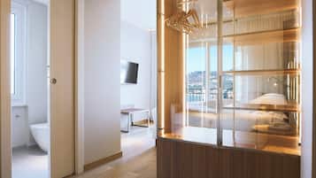 Une salle de bain moderne comprenant des toilettes, un espace douche et un meuble-lavabo en verre avec vue.