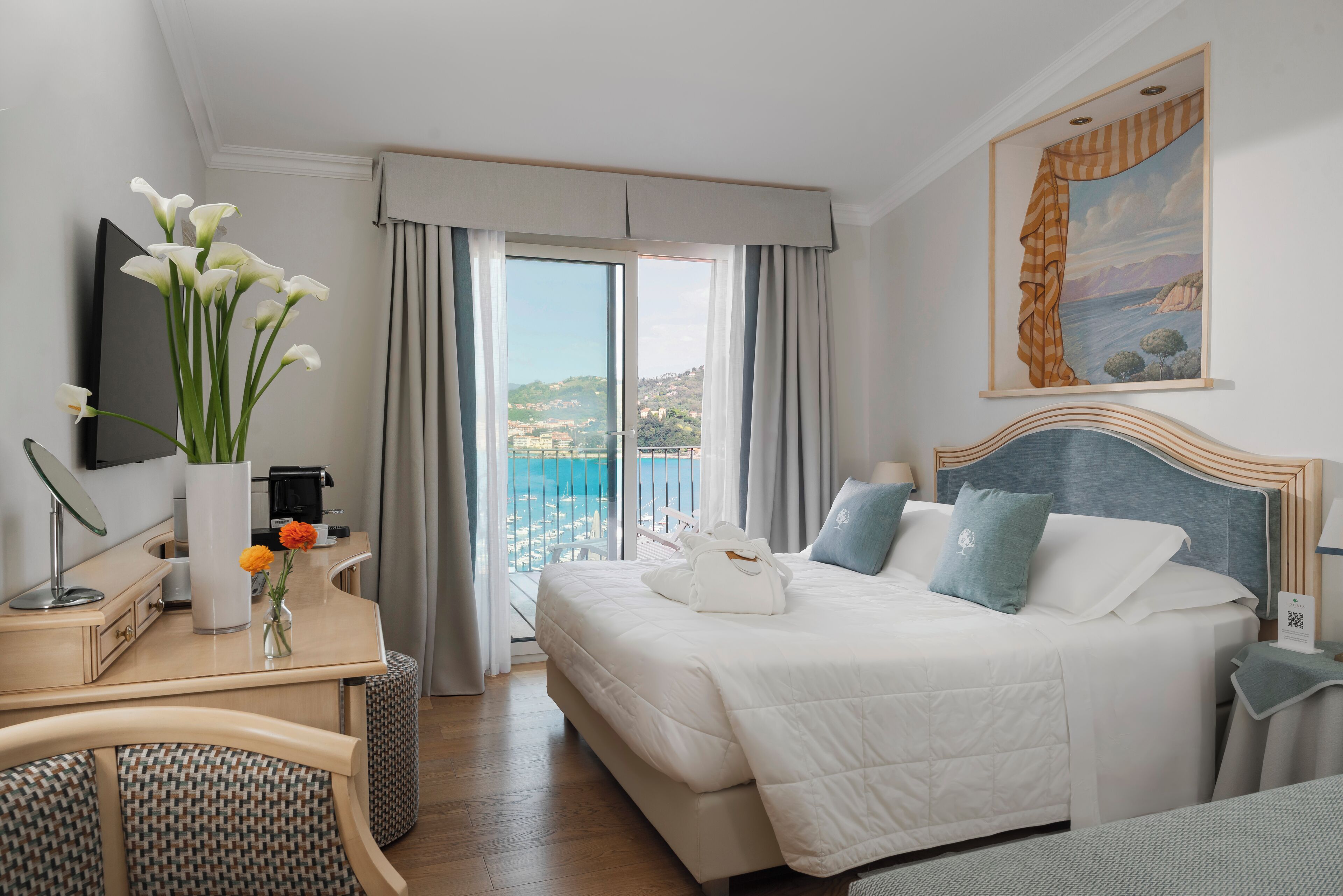 Habitación doble Deluxe, balcón, vista al mar | Caja de seguridad en la habitación y escritorio 