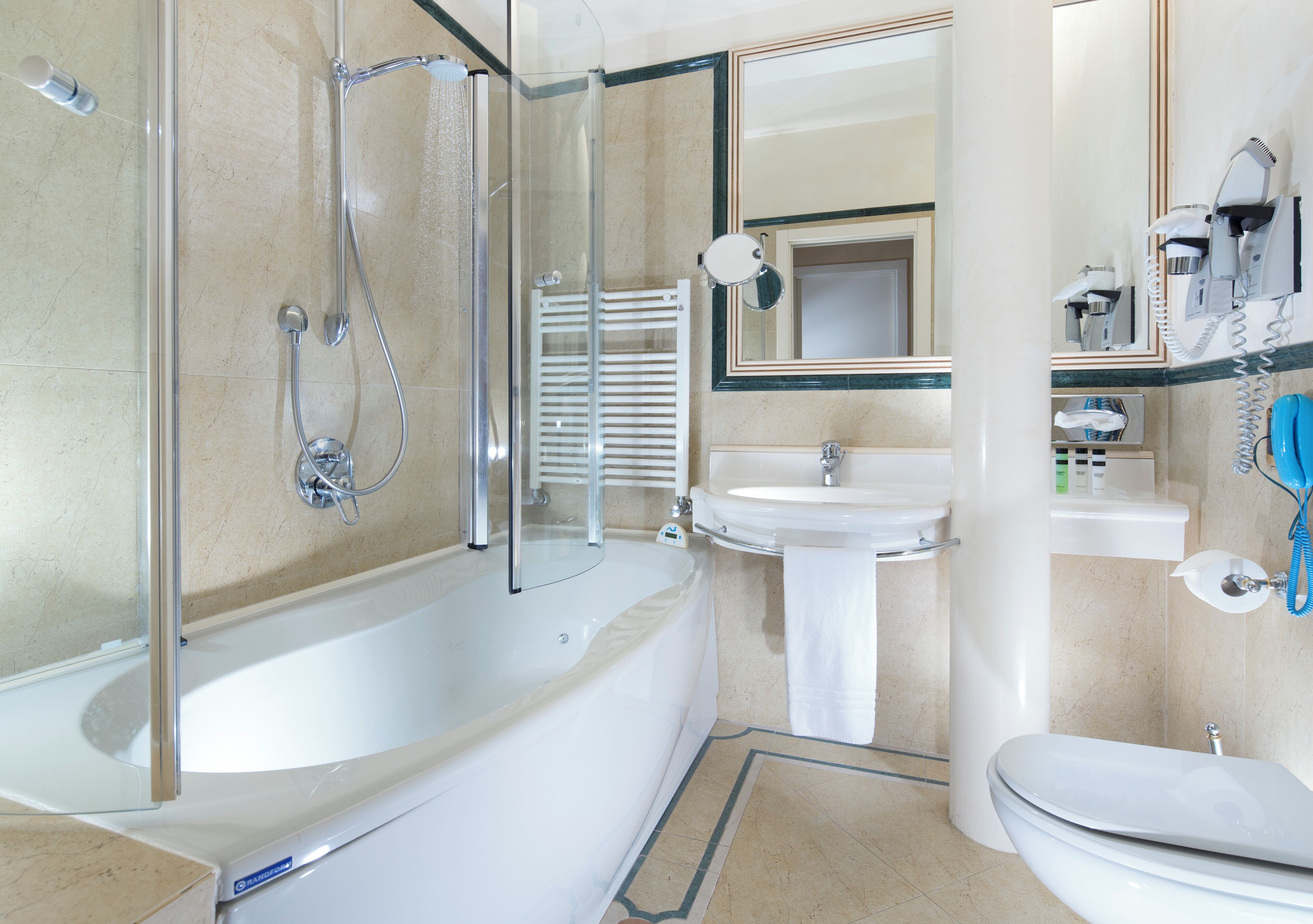 Dobbeltrom – deluxe, balkong, sjøutsikt | Bad | Tøfler