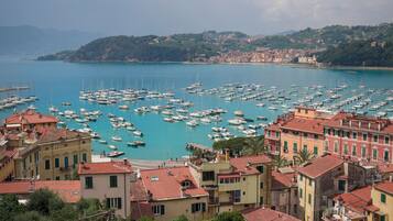 Suite Junior, balcone, vista mare | Minibar, una cassaforte in camera, insonorizzazione, Wi-Fi gratuito
