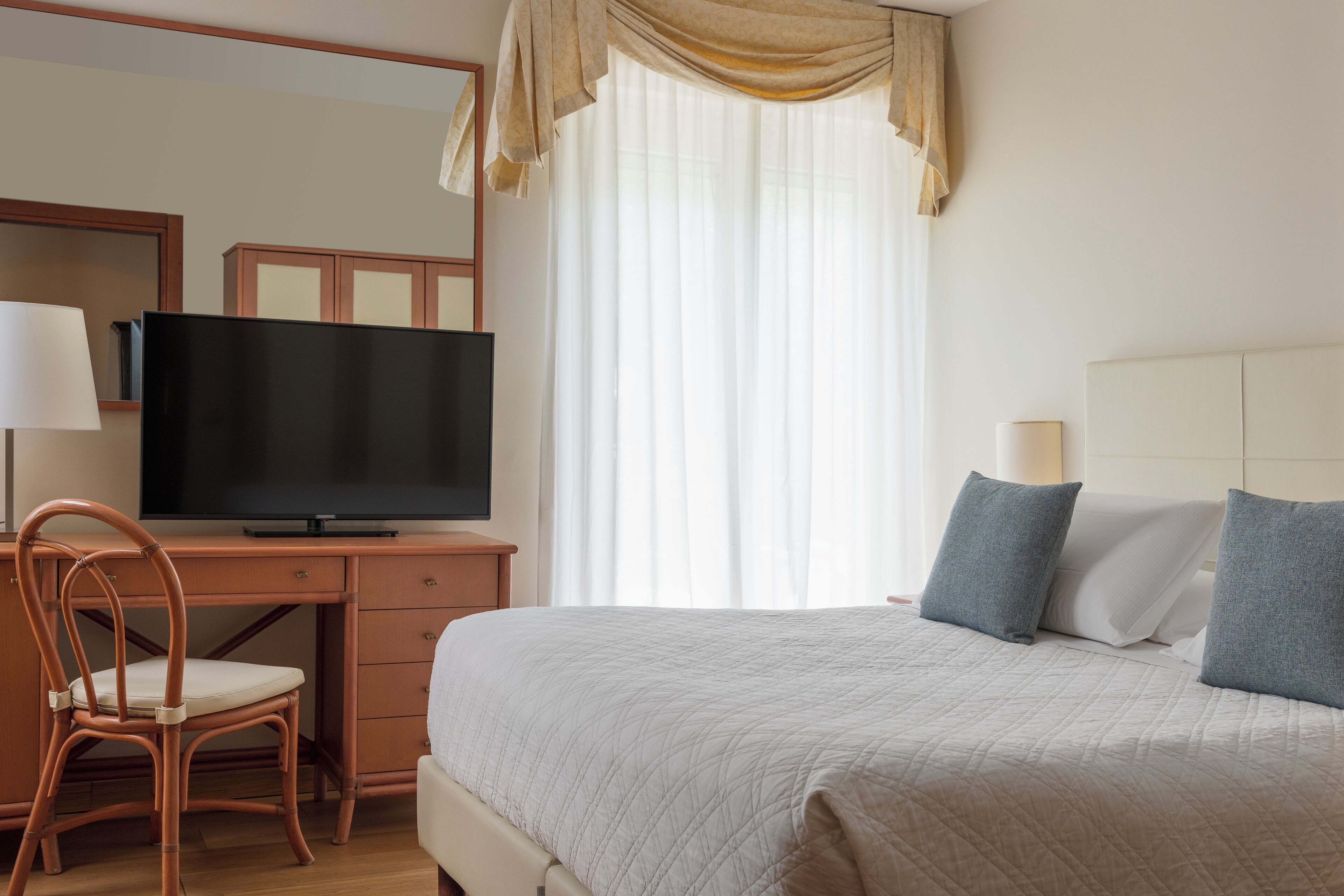 Habitación familiar, balcón, vista al jardín | Caja de seguridad en la habitación y escritorio 