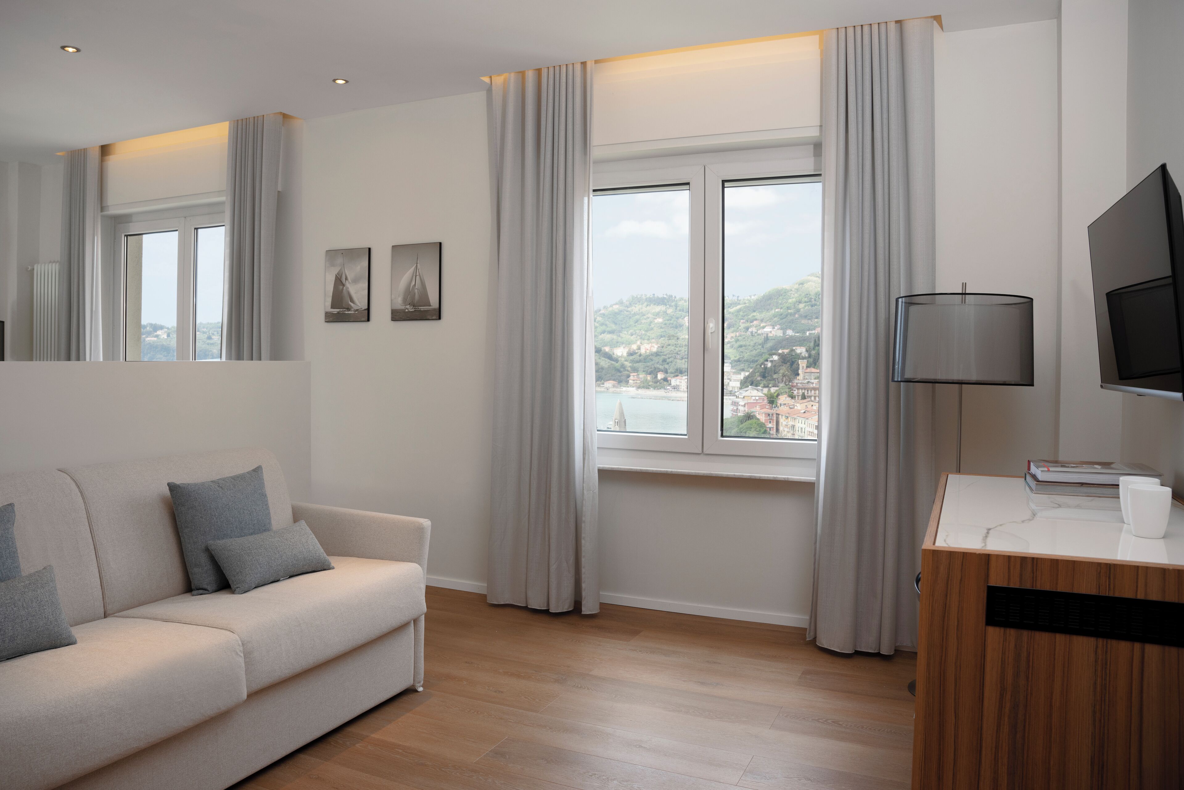 Suite junior, balcón, vista al mar | Caja de seguridad en la habitación y escritorio 