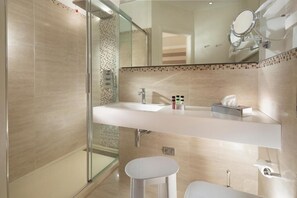 Habitación doble superior, balcón, vista al jardín | Baño | Pantuflas 