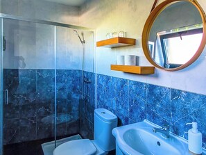 Een douche, een haardroger, handdoeken, toiletpapier