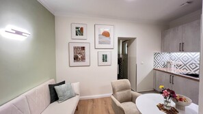 Una televisión, una mesa de tenis de mesa, un reproductor estéreo