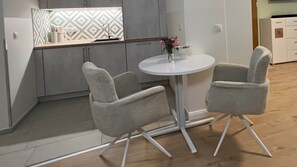 Frigorífico, horno, placa de cocina y lavavajillas