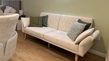 Fernseher, Tischtennisplatte, Stereoanlage