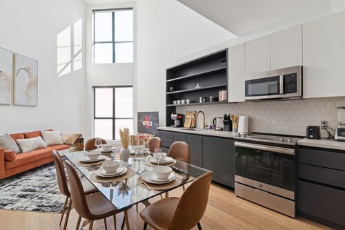 Modern 1BR Loft  King Bed & Queen Bed TV Free Parking Included