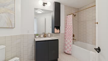 吹风机、毛巾、肥皂、卫生纸