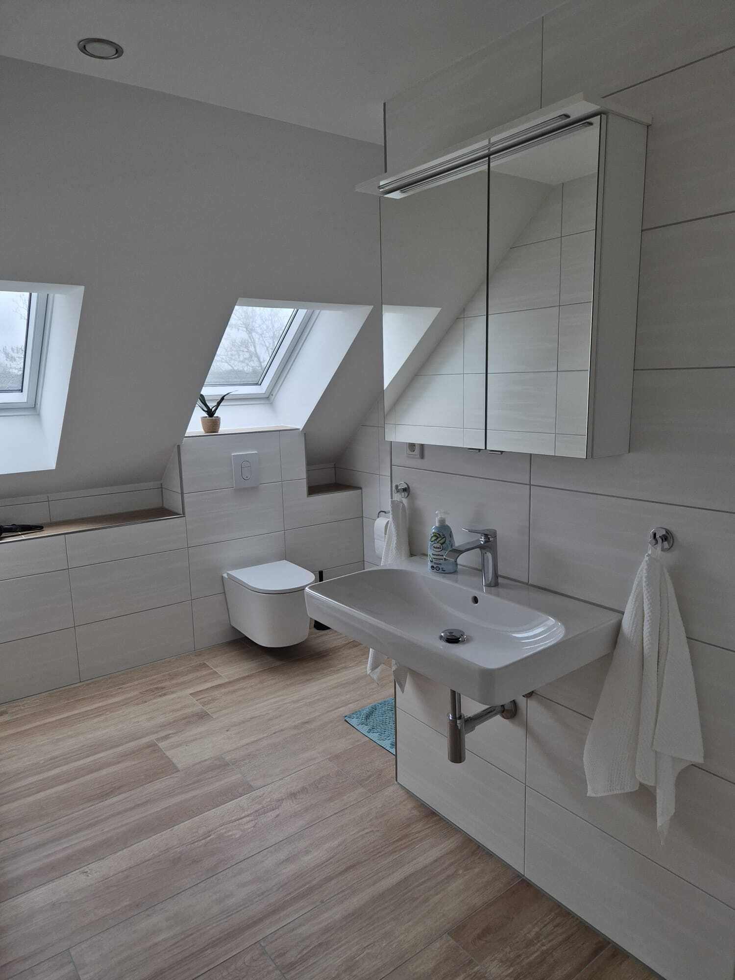 Dusj, hårføner, håndklær og såpe