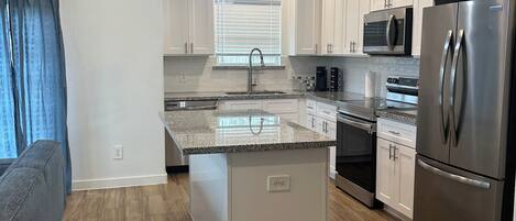 冷蔵庫、電子レンジ、オーブン、コンロ