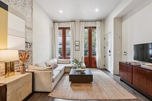 Televisie, boeken en een kantoor