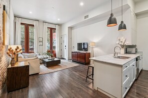 Televisio, kirjoja, työhuone