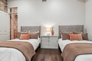 4 slaapkamers, een bureau, een strijkplank/strijkijzer, gratis wifi