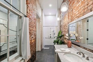 Shower, hair dryer, towels, soap - Elegant, Renovated Escape | Close to French Quarter (New Orleans)