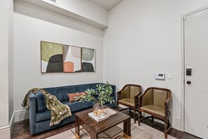 Televisio, kirjoja, työhuone