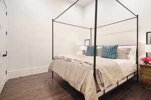 3 makuuhuonetta, työpöytä, silitysrauta/-lauta, ilmainen Wi-Fi