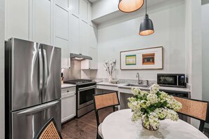 Fridge, microwave, oven, stovetop - Elegant, Renovated Escape | Close to French Quarter (New Orleans)