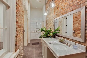 Dusj, hårføner og håndklær