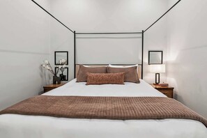 3 bedrooms, desk, iron/ironing board, free WiFi