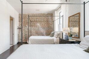 2 soverom, skrivebord, strykejern/-brett og reiseseng for barn