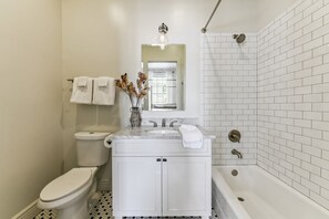 Ducha, secador de pelo, toallas y jabón