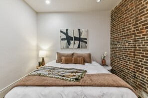 2 slaapkamers, een bureau, een strijkplank/strijkijzer, reisbedje