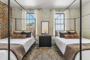 2 habitaciones, escritorio y tabla de planchar con plancha