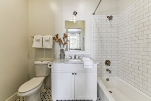 Regadera, secadora de cabello, toallas, jabón