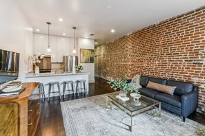 Una televisión, libros