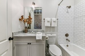 Suihku, hiustenkuivaaja, pyyhkeet, saippua