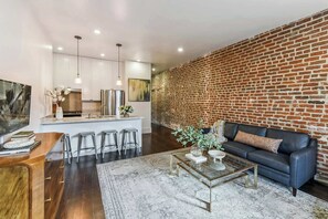 Unclassified image, 4 of 12, button