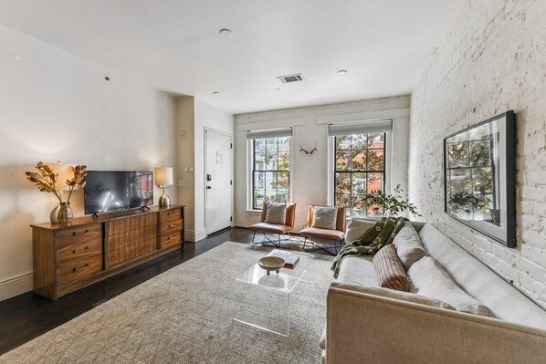 Télévision, livres, espaces bureaux